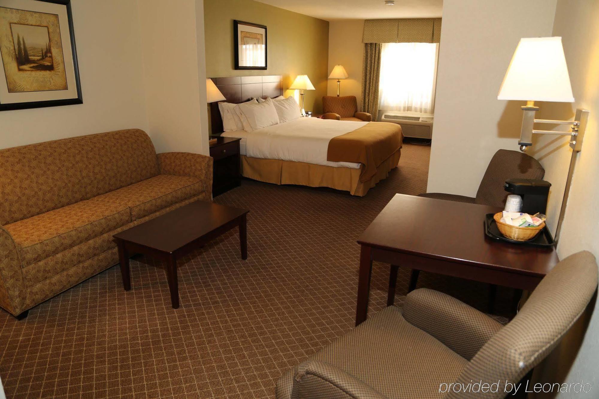 Holiday Inn Express Warrenton By Ihg Exterior photo