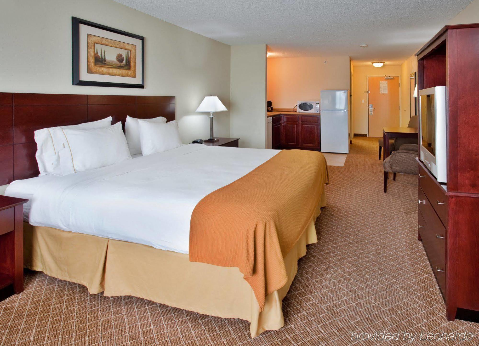 Holiday Inn Express Warrenton By Ihg Exterior photo
