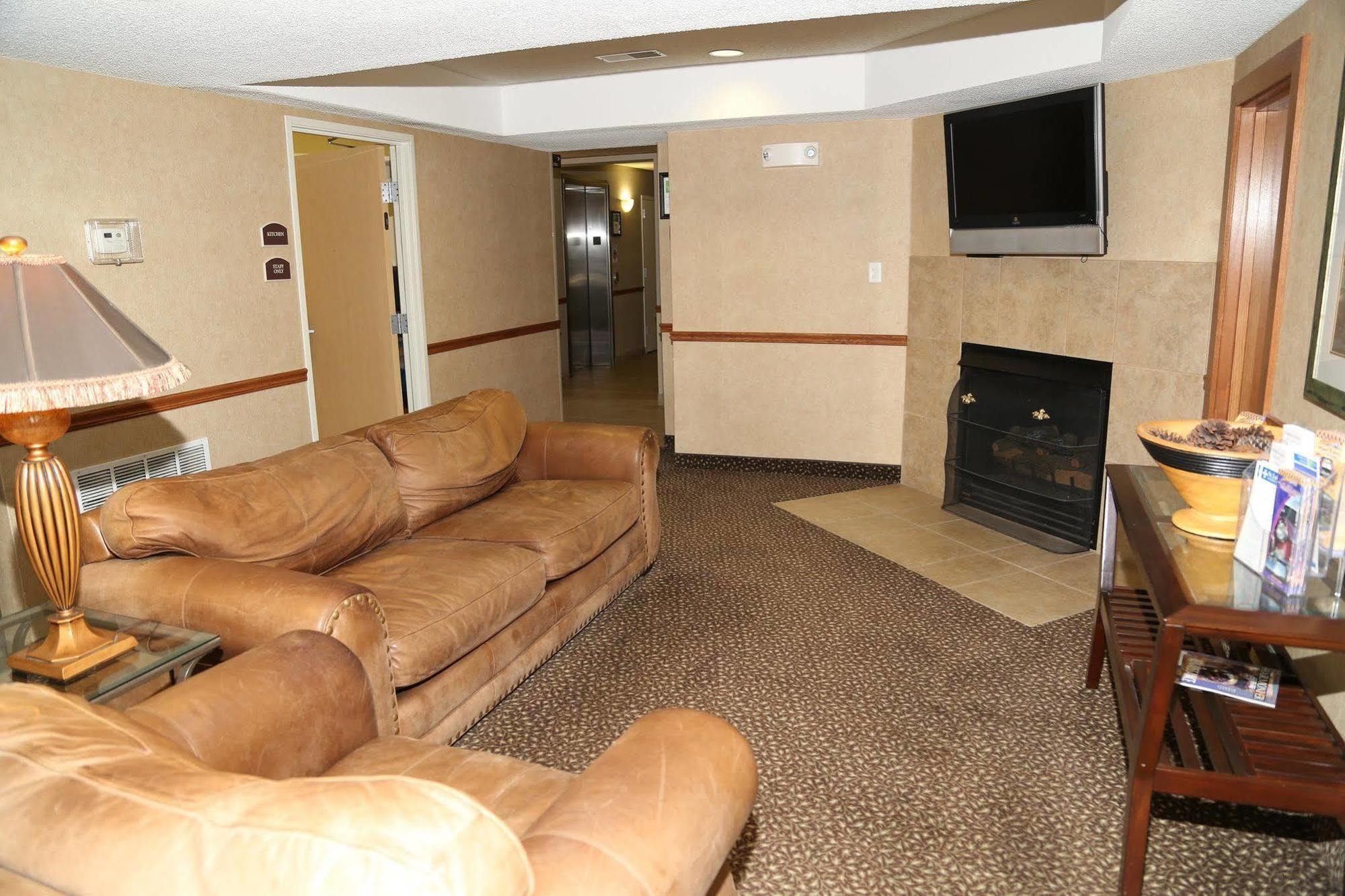 Holiday Inn Express Warrenton By Ihg Exterior photo